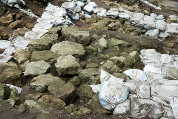 村上城・黒門跡から検出された石敷状遺構
