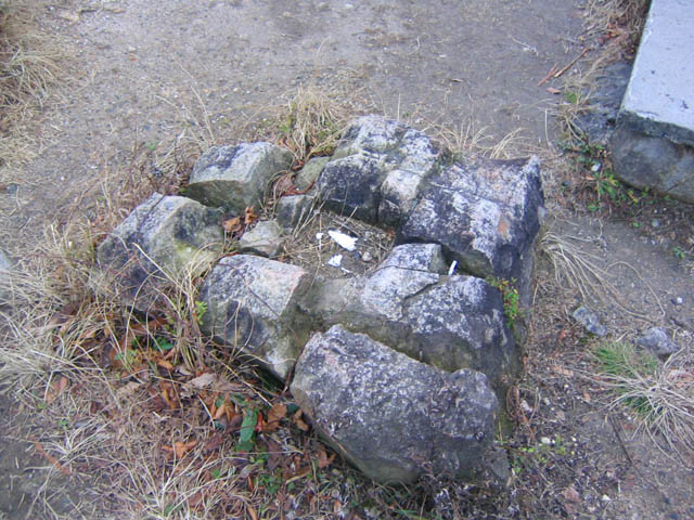 村上城天守跡に残る、火災痕のついた礎石