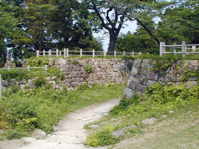 村上城・冠木門跡、本丸内側の桝形空間