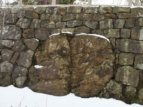 村上城・冠木門桝形の「丹後石」